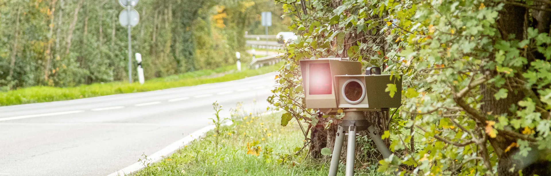 Blitzer auf Landstraße – Beispielbild zur Geschwindigkeitsmessung